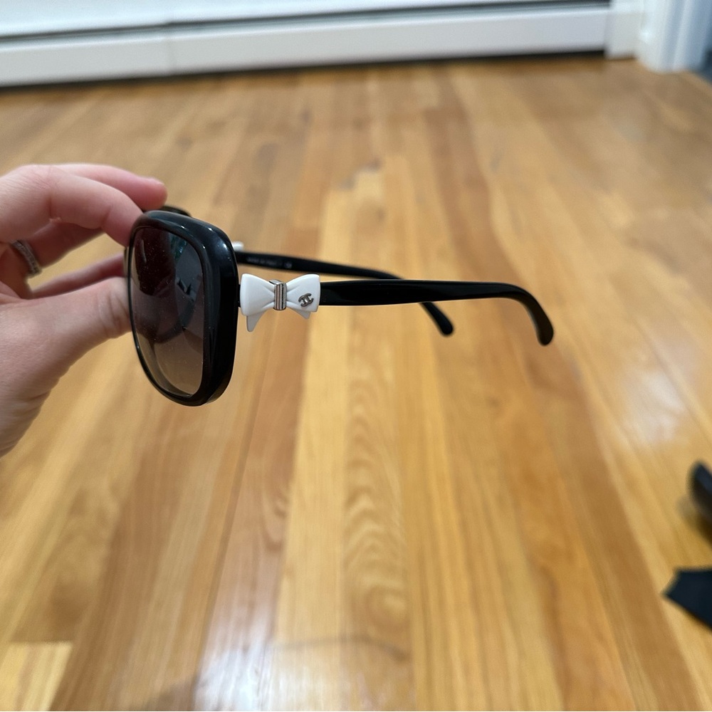 Chanel white bow black sunglasses - Picture 6 of 7